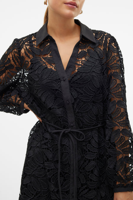 Robe noire à longues manches de VERO MODA®, avec des détails bordés et une ceinture.