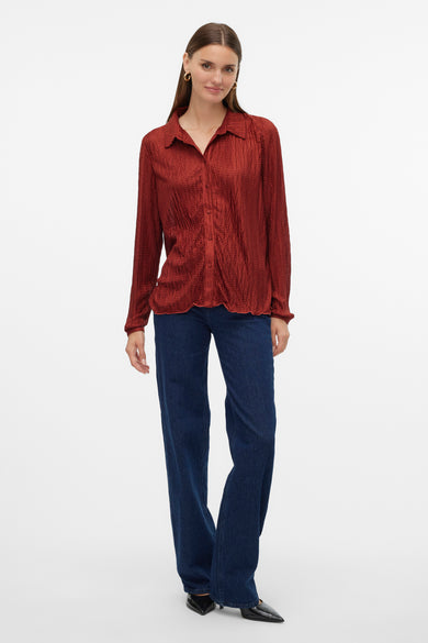 Rouge, chemise à manches longues VERO MODA®, avec une subtile texture, associée à un pantalon de travail foncé et des chaussures noires.