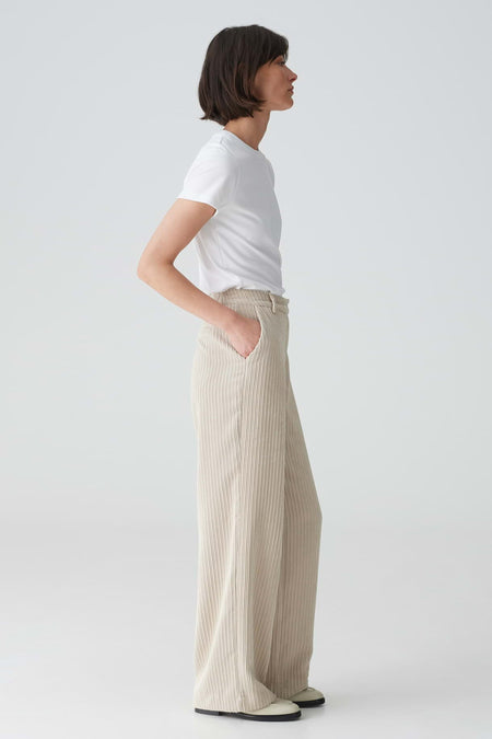 Pantalon beige OPUS à jambes larges et texture plissée, porté par le mannequin.
