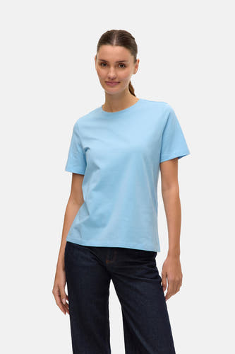 Blauw T-shirt met korte mouwen van VERO MODA, gedragen met donkere jeans.
