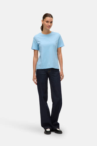 Blauw T-shirt met korte mouwen van VERO MODA, gedragen met donkere jeans en zwarte schoenen.

