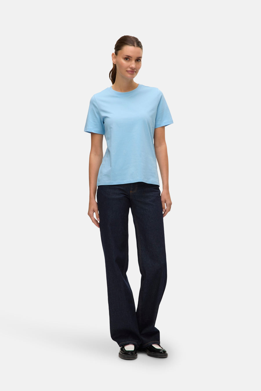 Blauw T-shirt met korte mouwen van VERO MODA, gedragen met donkere jeans en zwarte schoenen.
