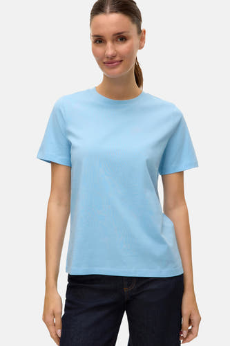 Blauw T-shirt met korte mouwen van VERO MODA®, gedragen met donkere jeans.