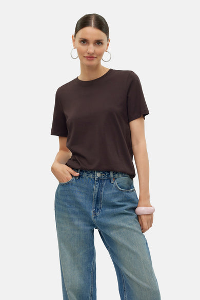 T-shirt brun à manches courtes de VERO MODA®, avec des jeans décontractés et un bracelet rose.