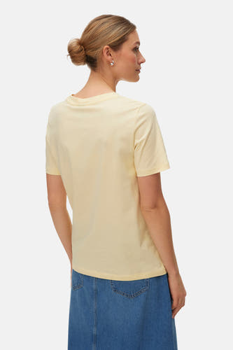 T-shirt à manches courtes jaune de Vero Moda, vu de dos, combiné avec une jupe bleue.
