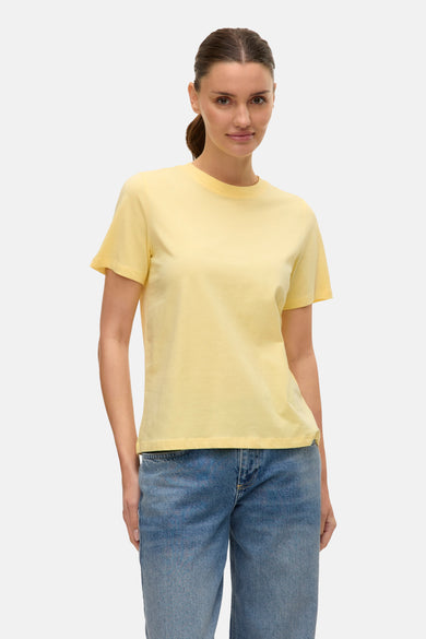 T-shirt jaune à manches courtes de VERO MODA, porté avec un jean bleu.