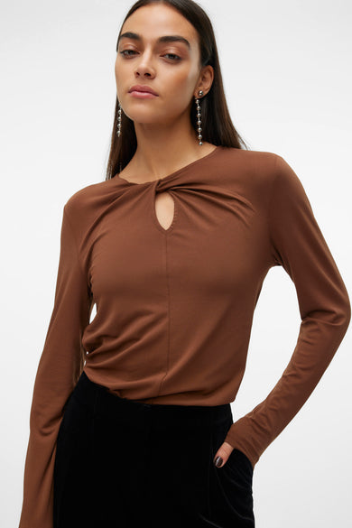 Blouse brune à longues manches de VERO MODA®, avec un détail de boutonnière et une petite ouverture.
