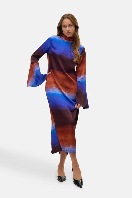 Jupe multicolore à longues manches de Vero Moda, vue de l'arrière, avec des manches tombantes et une fente dans le dos.