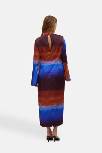 Multikleurige jurk met lange mouwen van Vero Moda, gezien vanaf de achterkant, met uitlopende mouwen en een rugsplit.
