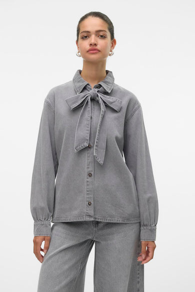 T-shirt en jeans de denim gris moyen V VERO MODA, avec manches longues et une pliure sur le dos.