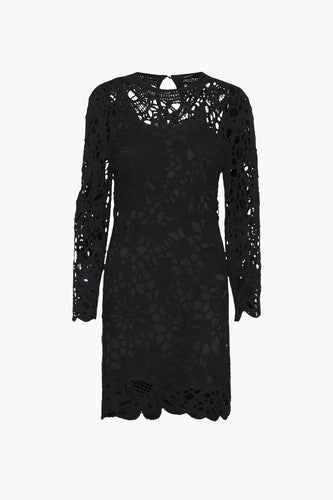 Zwarte kanten jurk met lange mouwen.