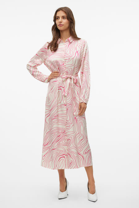 Robe rose à longues manches de VERO MODA, avec un motif tournant et une ceinture à la taille.