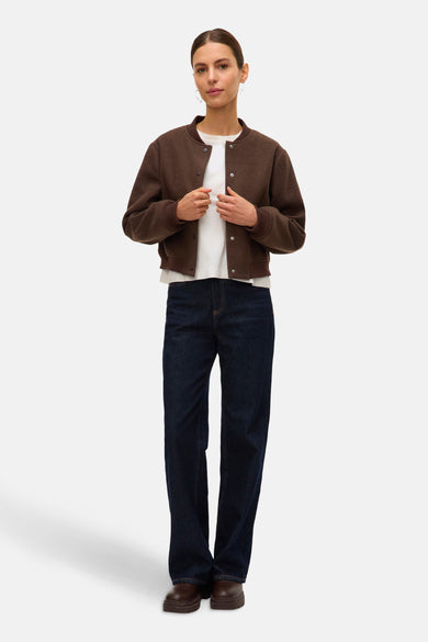Manteau court brun de VERO MODA, porté avec un t-shirt blanc et des jeans bleu marine.