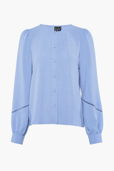 Blouse bleue à manches longues de VERO MODA, avec des détails de broderie et de manchettes à boutons.