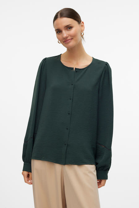 Blouse verte avec longues manches de Vero Moda, à col en bretelle et manches ballon.