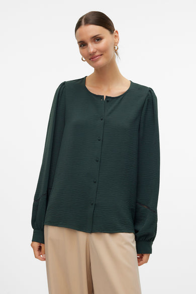 Blouse verte avec longues manches de Vero Moda, à col en bretelle et manches ballon.