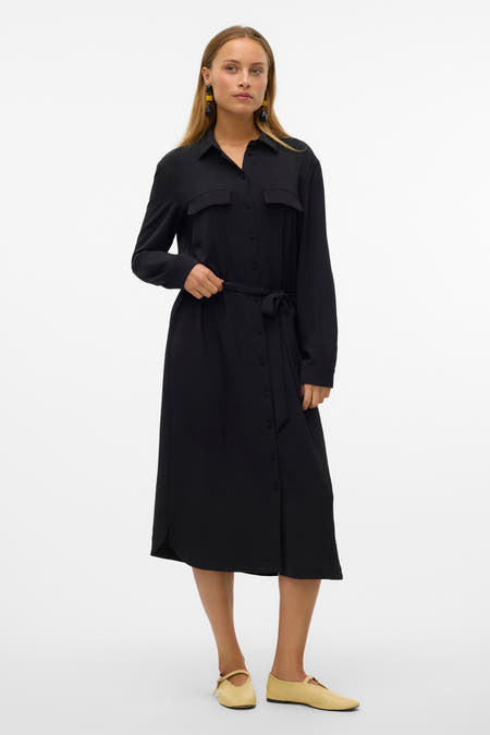 Robe noire à longues manches de VERO MODA, avec fermeture à boutons et ceinture.