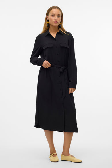 Robe noire à longues manches de VERO MODA, avec fermeture à boutons et ceinture.