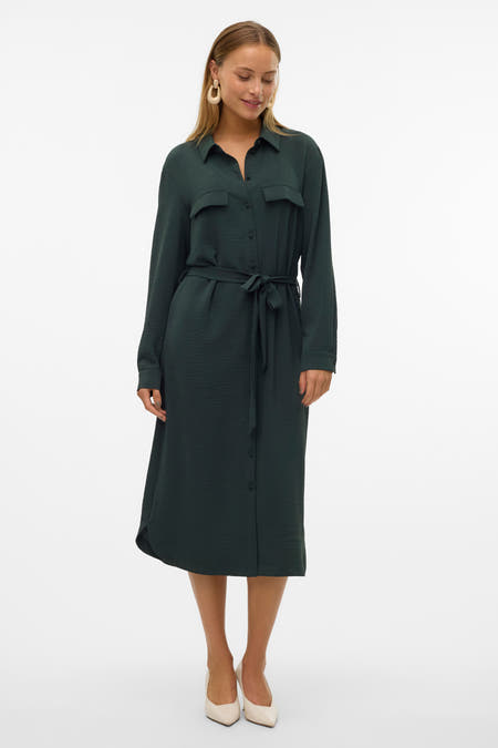 Robe verte avec longues manches de VERO MODA, avec ceinture et fermeture à boutons.