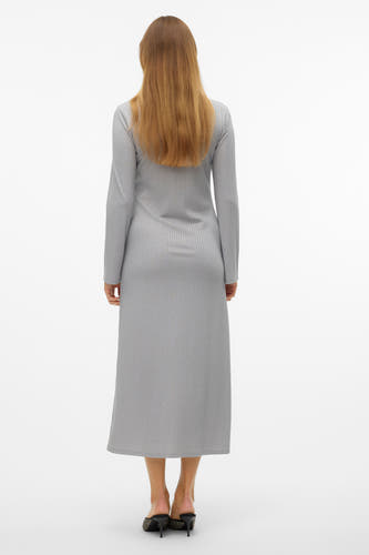 Gris, longue robe de VERO MODA avec des manches longues et une texture rayée.