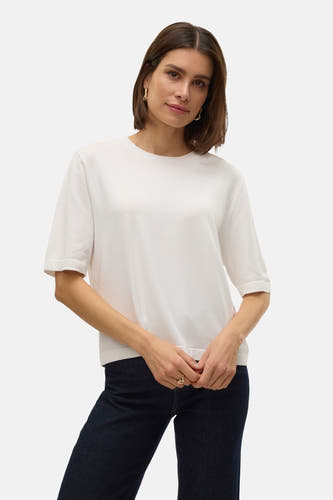 Pull blanc à col rond de VERO MODA®, à manches courtes et associé à un jean foncé.