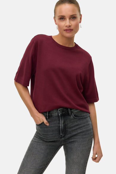 Veste Bordeaux avec col rond de VERO MODA, portée avec des jeans gris.