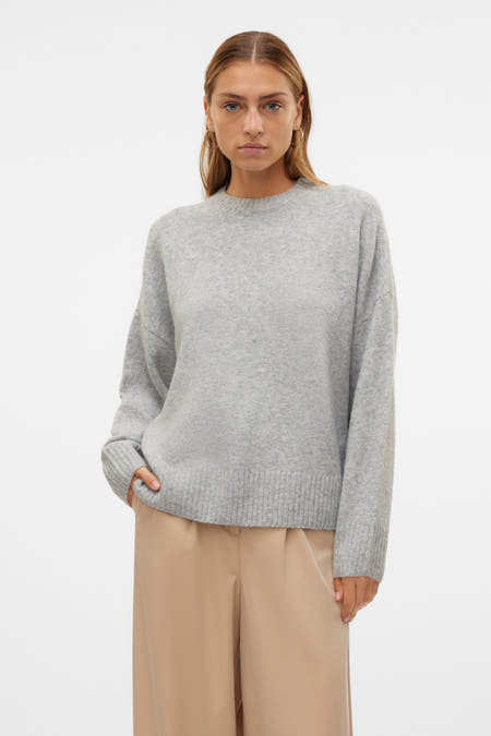 Sweat-shirt gris avec col rond de VERO MODA, vu de derrière, avec un pantalon beige et des boucles d'oreilles dorées.