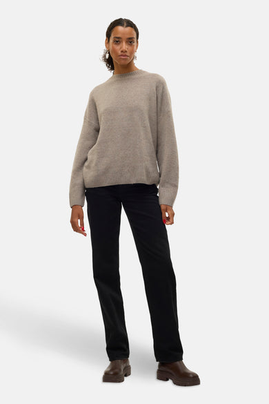 Pull marron avec col rond de VERO MODA, à longues manches, associé à une pantalon noir et des bottes marrons.