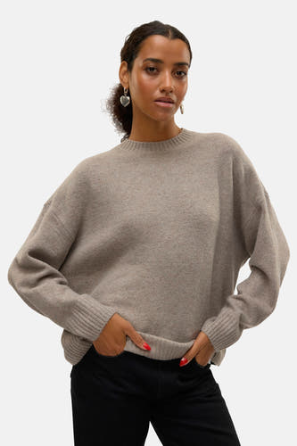 Sweat-shirt marron avec col rond de VERO MODA, à longues manches et porté avec un pantalon noir et des boucles d'oreilles argentées.