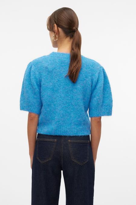 T-shirt bleu avec col rond de VERO MODA®, à manches courtes et associé à des jeans bleus marine.