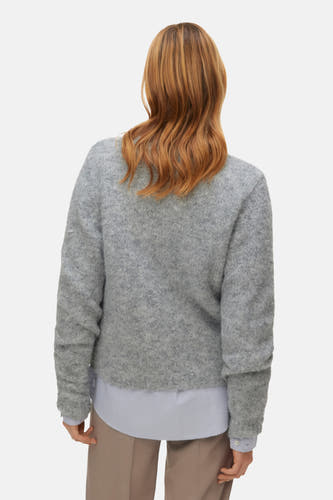 Grijze trui met ronde hals van VERO MODA, met zichtbare blouse en pantalon.
