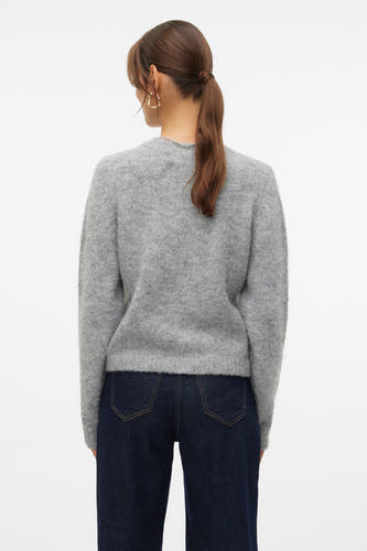 Sweat-shirt gris avec col rond de VERO MODA, avec blouse et pantalon visibles.