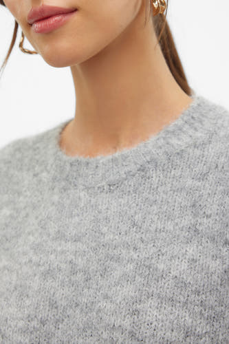 Sweat-shirt gris avec col rond de VERO MODA, en douce texture et détails de boucles d'oreilles dorées.