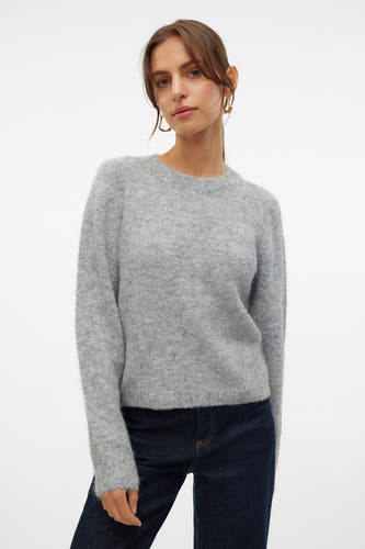 Pull rond col en gris V deEROAA, une texture dou et et associéé avec jeans foncés.