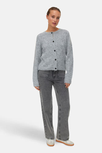 Cardigan gris de Vero Moda, avec des manches longues, des boutons noirs et associé à des jeans gris.