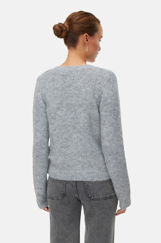 Cardigan gris de VERO MODA, avec des manches longues et une subtile texture, associé à un jean gris.