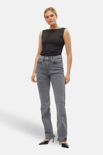 Jean droit gris de VERO MODA, avec une ceinture classique et des escarpins noirs.