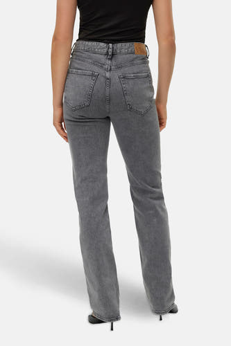 Jean droit gris VERO MODA, avec des poches arrière et une étiquette en cuir sur la ceinture.