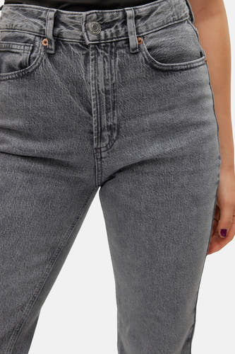 Jean droit en denim gris de VERO MODA, avec une ceinture classique.