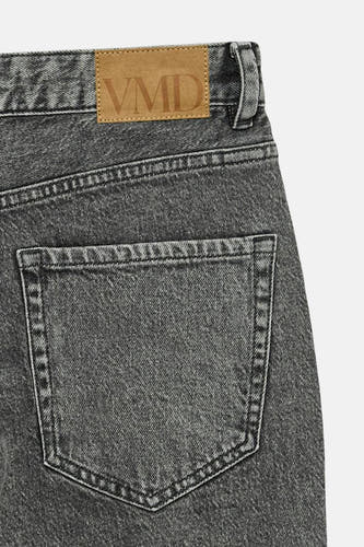 Jean droit gris de VERO MODA, avec une poche arrière et un étiquette en cuir.