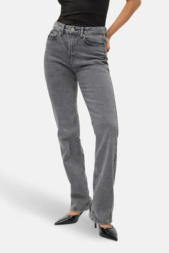 Jean droit gris de denim par Vero Moda, avec des détails subtils et un style classique.