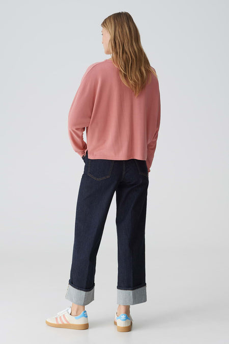 Roze trui met ronde hals van OPUS, met lange mouwen en gecombineerd met donkere jeans met omslag.
