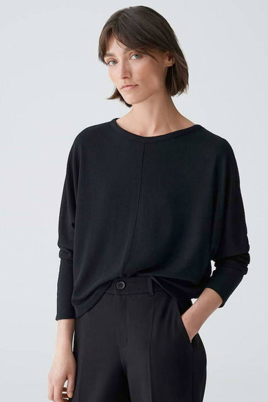 Pull noir avec col rond d'OPUS, texture lisse.