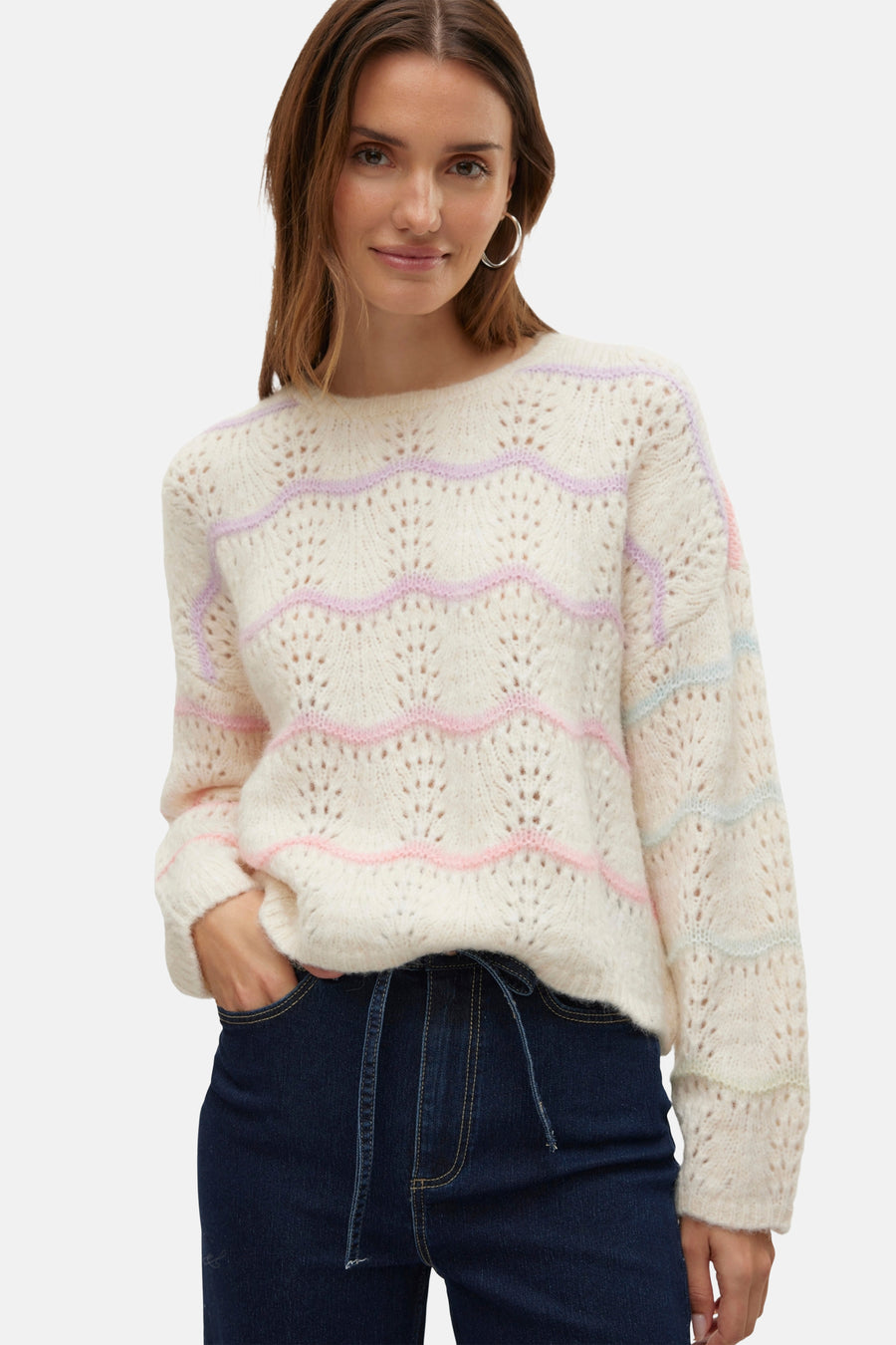 Ecrukleurige trui met ronde hals van VERO MODA, met pastelkleurige golvende strepen en ajourpatroon.