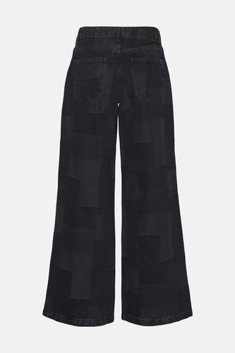 Jean large de denim bleu foncé de Vero Moda, avec des détails patchwork et des jambes larges, côté arrière.