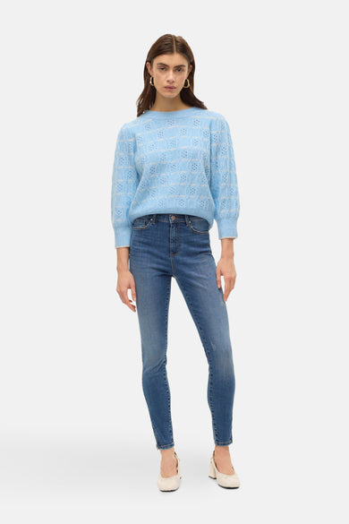 T-shirt bleu avec col rond de VERO MODA, fine structure en côtes et longues manches, associé à un jean.