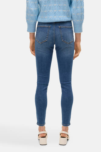 T-shirt bleu avec col rond de VERO MODA®, à un motif et associé à des jeans bleus foncés et des sandales compensées.