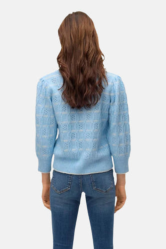 T-shirt bleu avec col rond de VERO MODA, avec une texture ouverte et des manches trois-quarts, vu de dos.