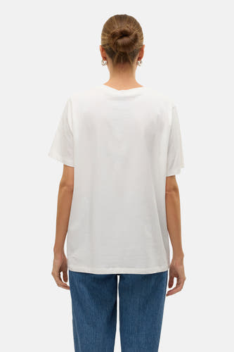 T-shirt blanc à manches courtes de VERO MODA, vu par derrière, associé à un jean bleu.