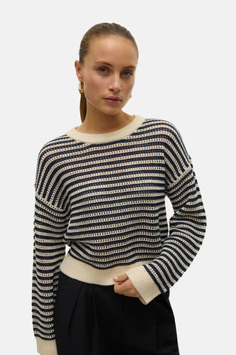 Pull écru avec col rond de VERO MODA, avec des détails rayés et associé à un pantalon noir.